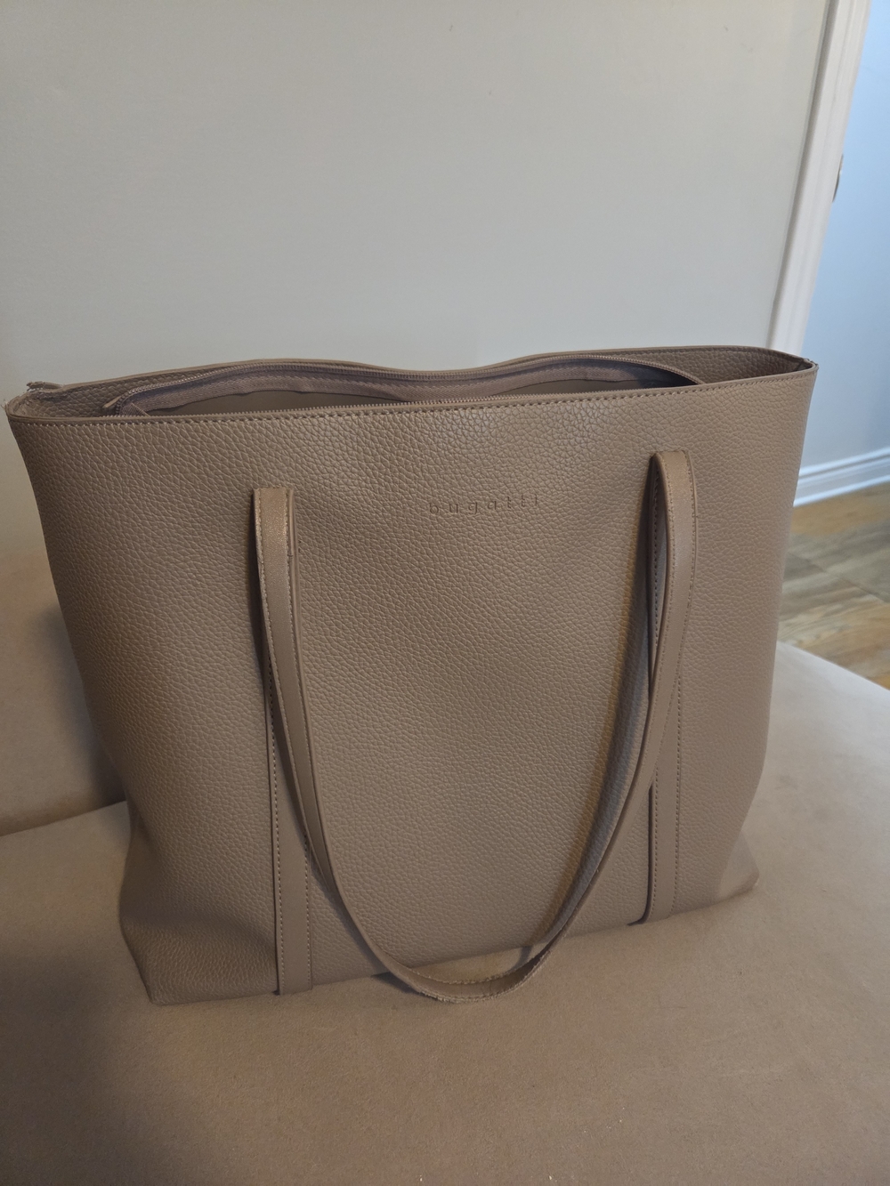 Bugatti Pebbled Tote in Taupe Beige